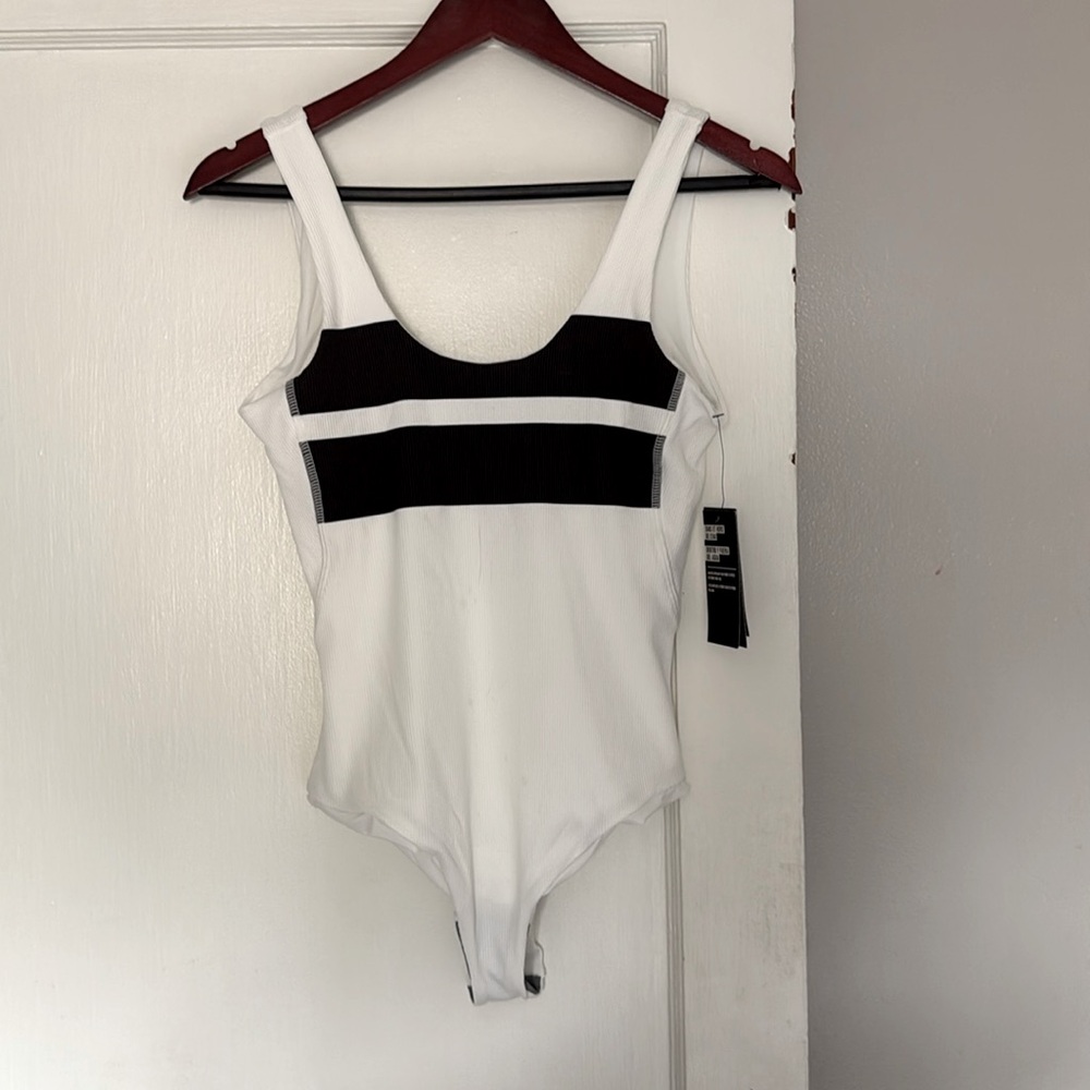 New Hurley White and Black Swimsuit NWT Size M
Quick dry, easy care